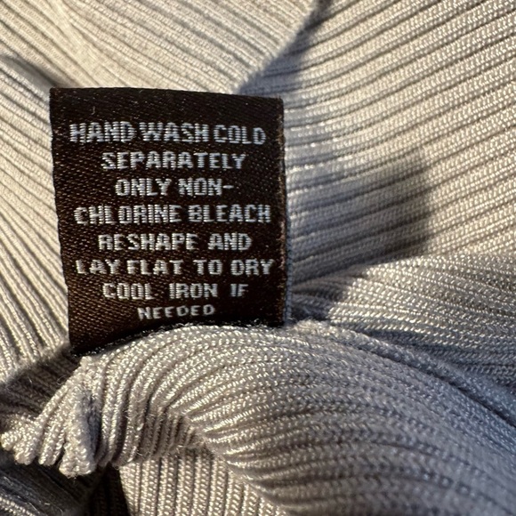 Adrienne Vittadini Studio Light Gray soft Ruffled Neckline luxury Blouse size Lg - Picture 9 of 9